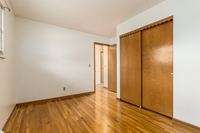 Building Photo - 5046 Heathmoor Dr
