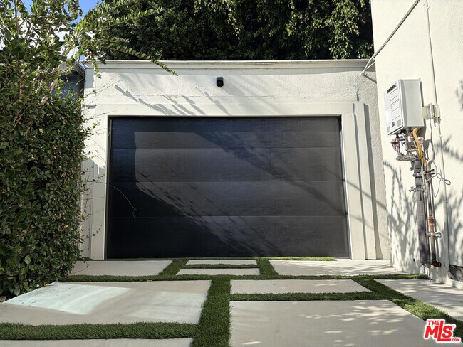Building Photo - 7957 Fountain Ave
