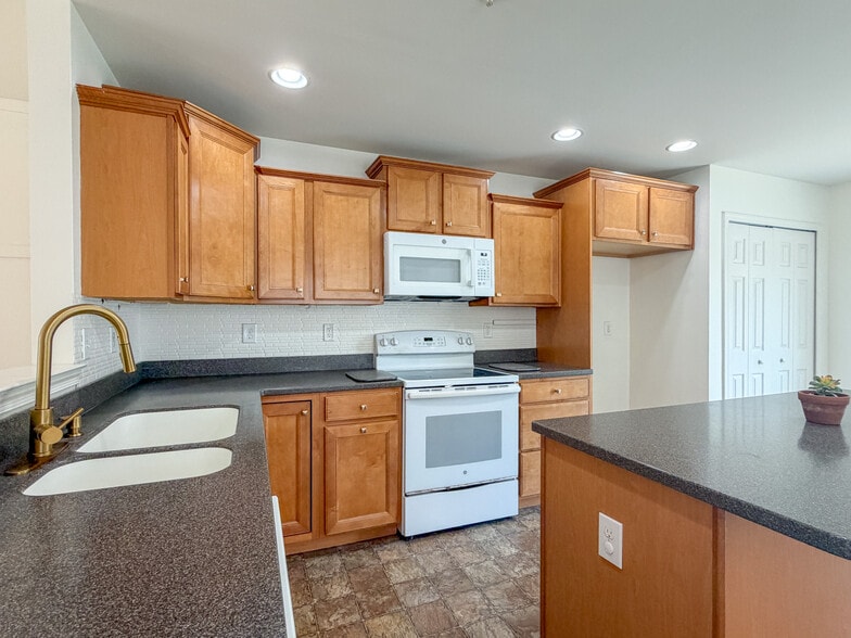 Building Photo - 900 Cadwell Ln