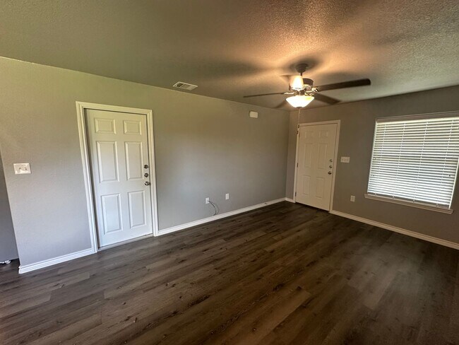 Building Photo - 3Bed/2Bath