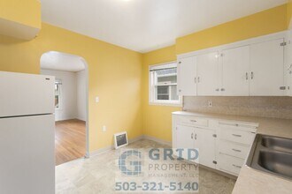 Building Photo - Charming 2 Bedroom Available in Popular N Kenton Neighborhood!