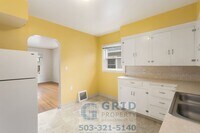 Building Photo - Charming 2 Bedroom Available in Popular N Kenton Neighborhood!