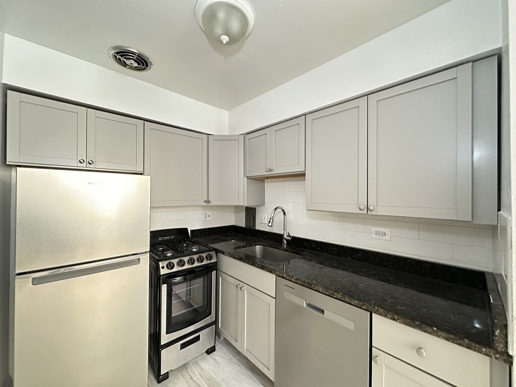 Building Photo - 1515 W Morse Ave