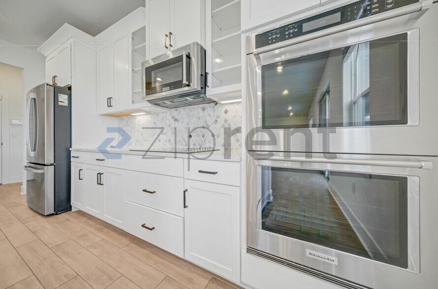 Building Photo - Unit