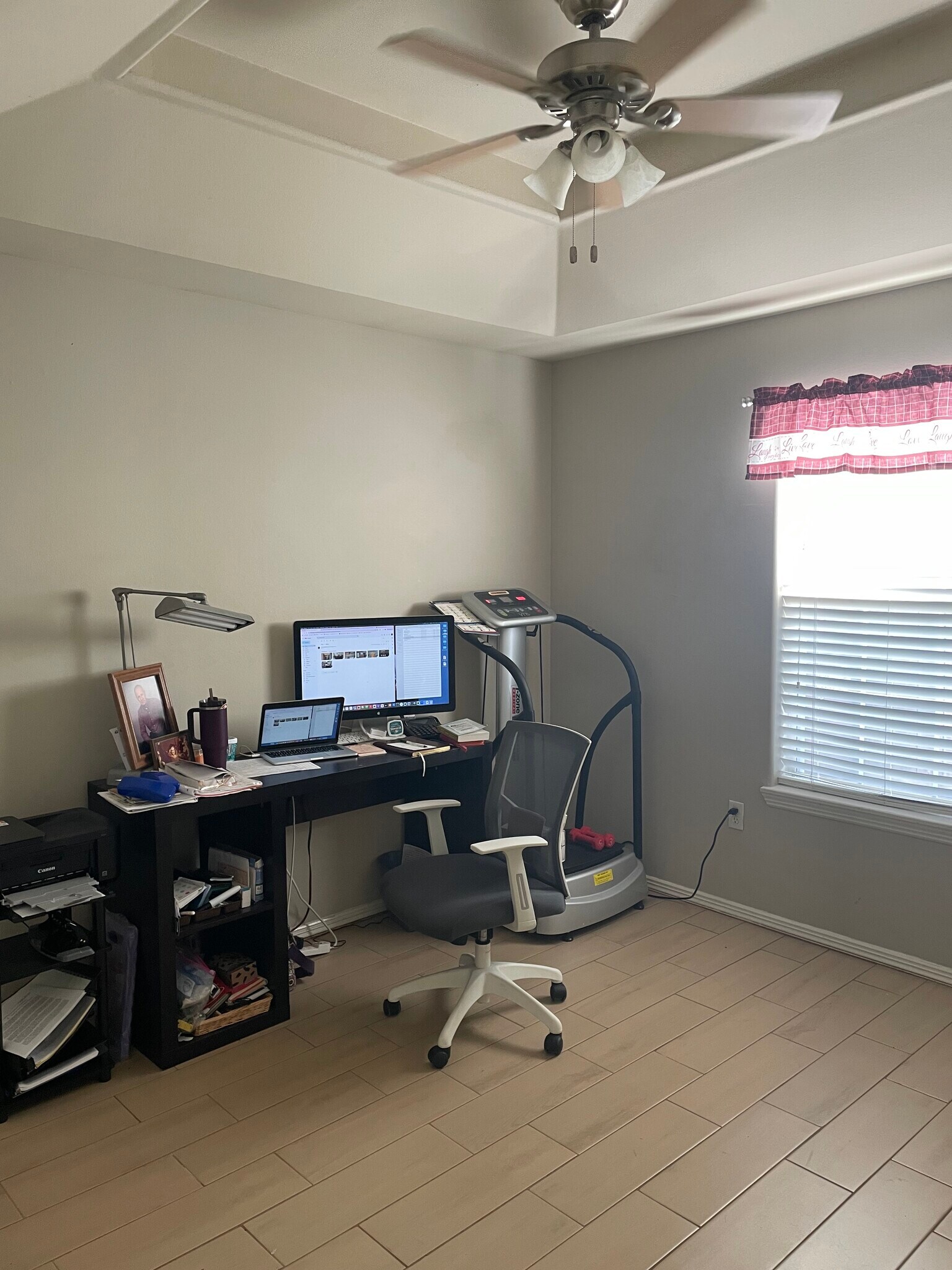 Second bedroom/office with ceiling fan and privacy blinds on window. - 2607 Ringold Cir