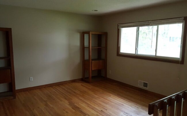 Building Photo - Stunning 3 Bedroom 2 Bathroom Home in St. Paul Park!