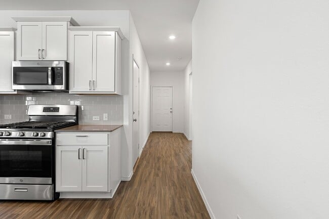 Building Photo - First Month's Rent FREE!