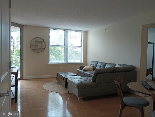 Building Photo - 11800 Sunset Hills Rd