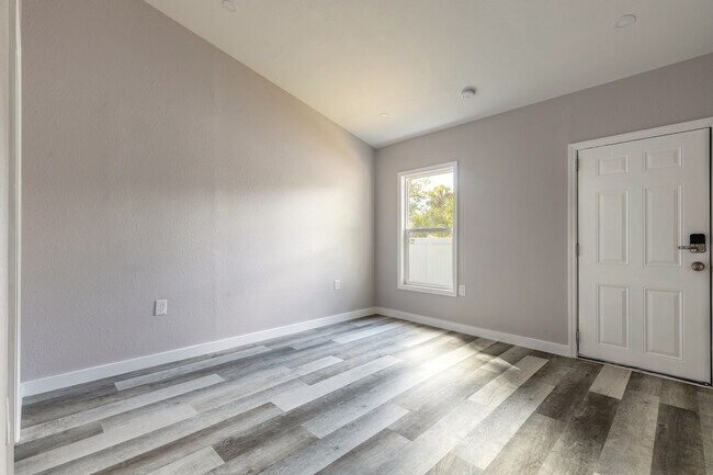 Building Photo - 339 Maple St