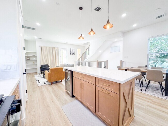 Building Photo - 2706 Cochran St