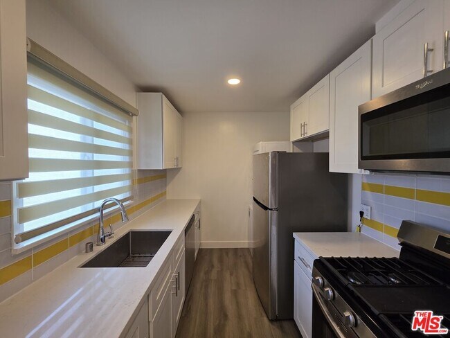 Building Photo - 707 Strand St