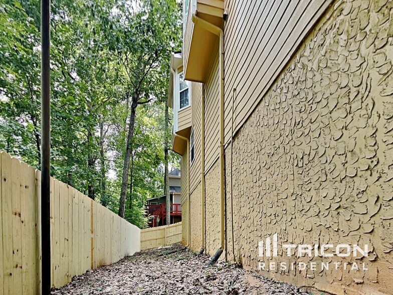 Building Photo - 2114 Lindley Ln