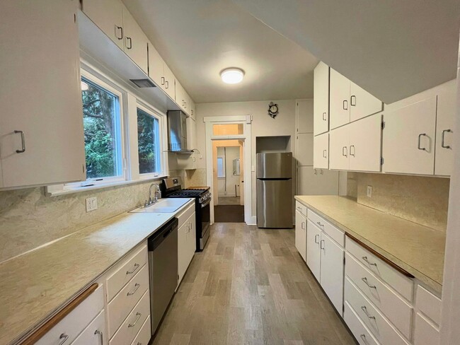 Building Photo - Elegant 4BR 2.5Bath Home with Fenced Yard & Garage Across from Seattle Prep**2 weeks free**