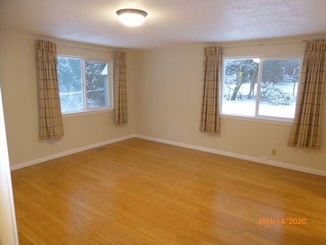 Building Photo - Charming 4 Bed 2 Bath Rambler in Sought After Neighborhood-Sammamish