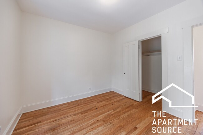 Building Photo - 3349 W Balmoral Ave