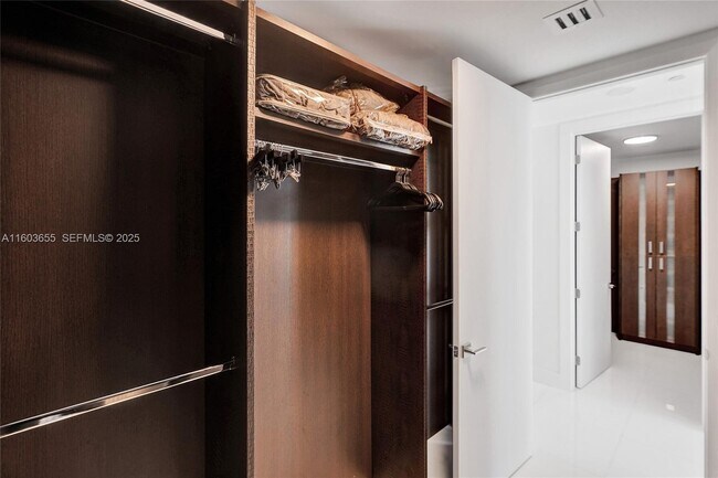 Building Photo - 15811 Collins Ave