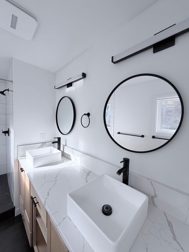 Building Photo - Lakeview 4-Bedroom Home Steps from Moore Park – Updated Throughout! 2.8 miles from Sky Lakes and OIT