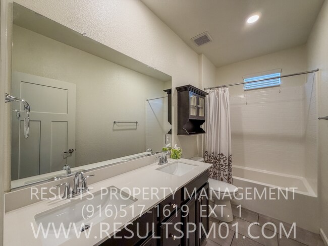 Building Photo - Beautiful Roseville 4 Bedroom Home
