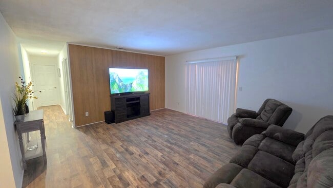 Living room - 101 Bent Tree Dr