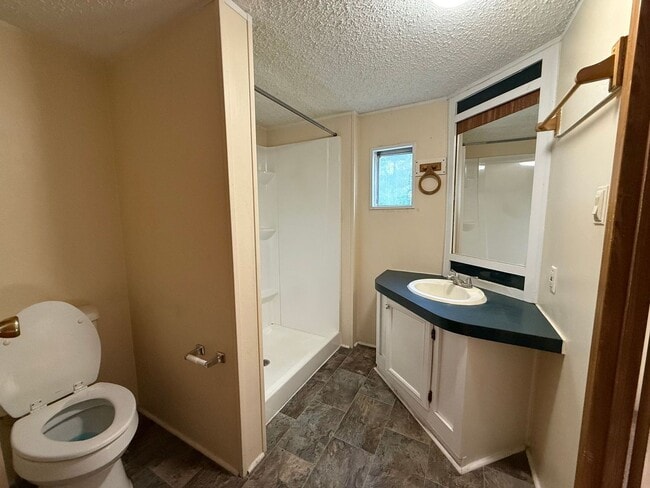 Building Photo - 2 Bedroom 1 Bathroom