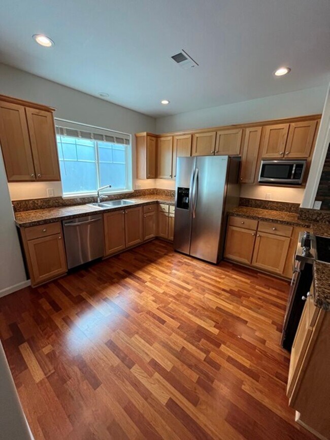 Building Photo - 10308 SW Hollyridge Ln