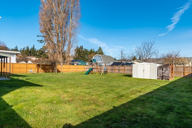 Building Photo - Charming 3-Bedroom Home on Spacious Corner...