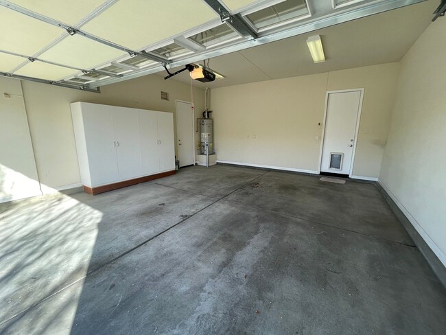 Building Photo - Apple Valley-Del Web Home, 2 Bedrooms,2 Ba...
