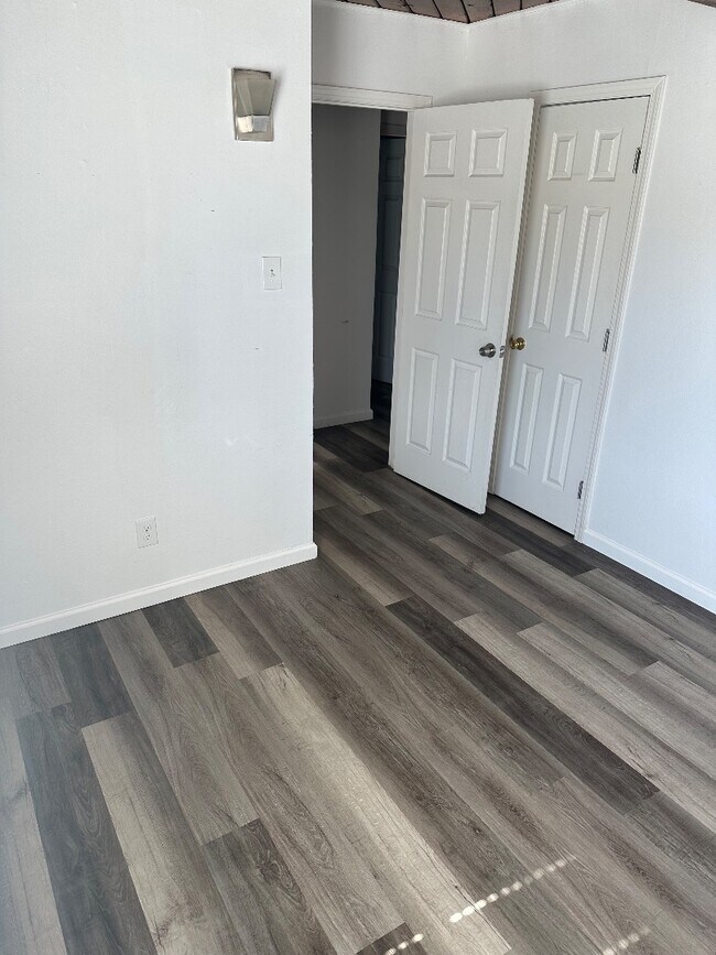 Building Photo - 590 Denslowe Dr