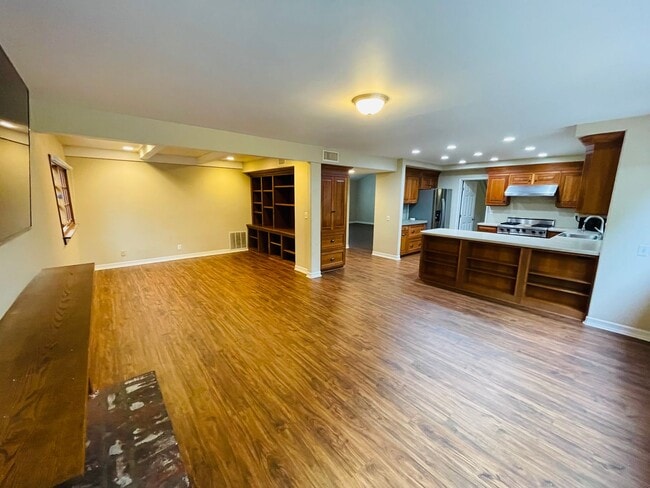 Building Photo - Beautiful 5 bedroom Irvine home