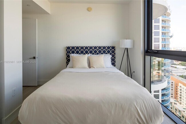 Building Photo - 121 NE 34th St