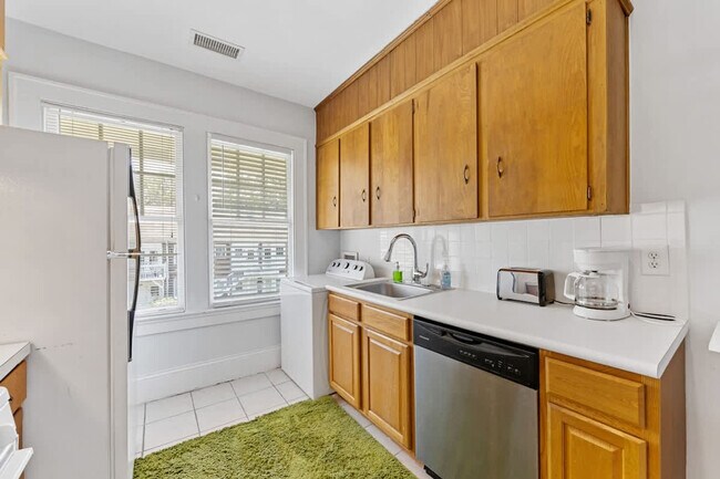 Building Photo - 536 Hawthorne Ln