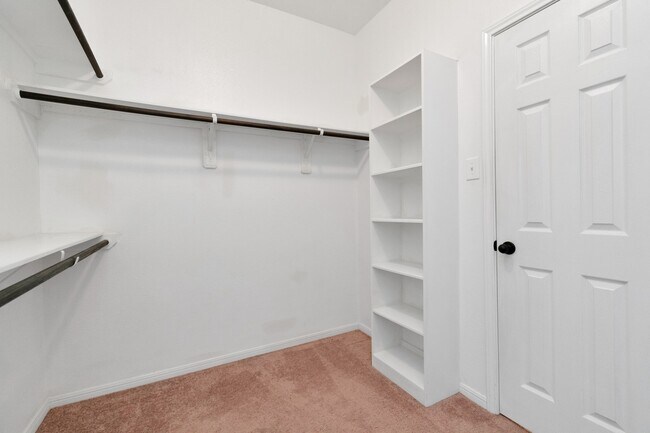 Building Photo - 5635 Round Robin Dr