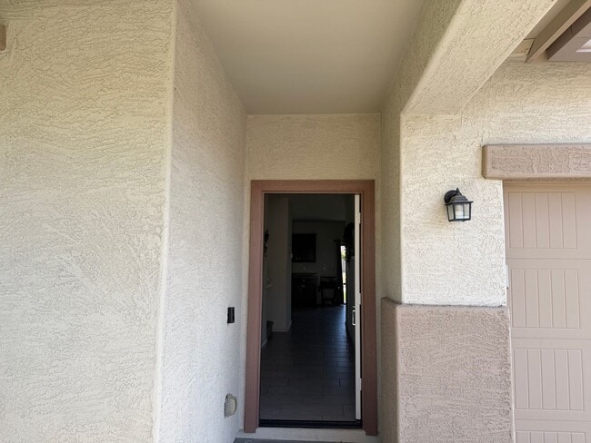 Building Photo - 3 bedroom 3 bath Home