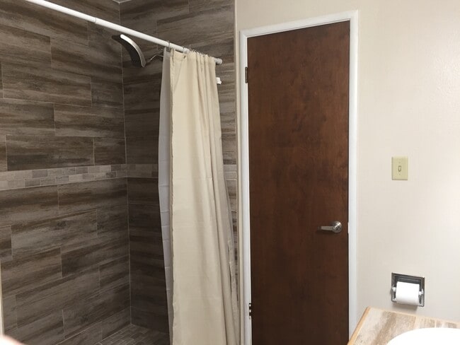 Building Photo - Charming and Close to Dining, Shopping, Gym, Theater