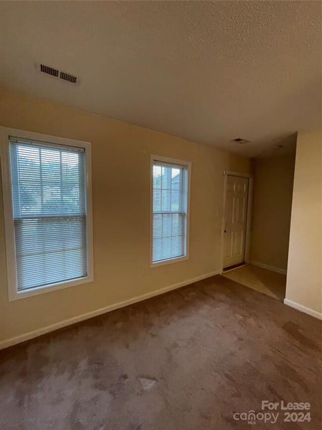Building Photo - Spacious 2BR 2BA Townhome In Prime Location!