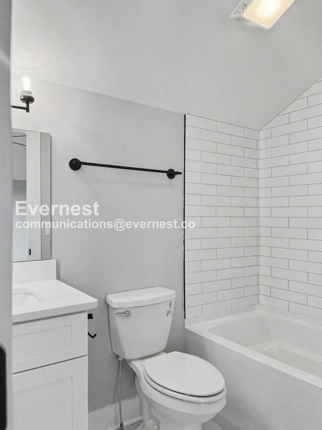 Building Photo - 121 Lucile St