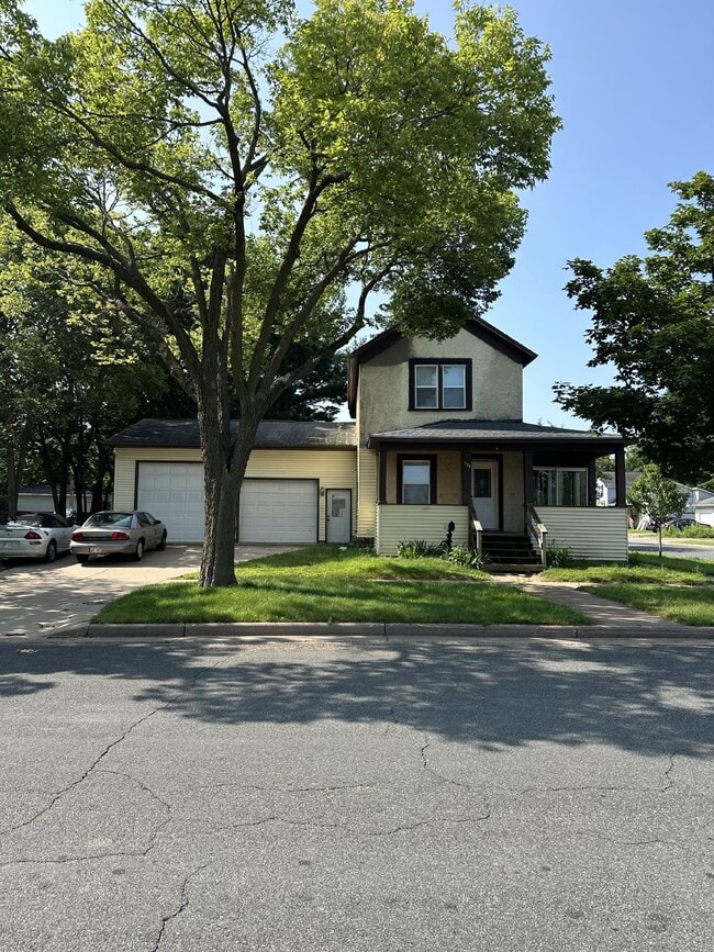 Building Photo - 3 bed 1 bath close to Water St. and UWEC! ...