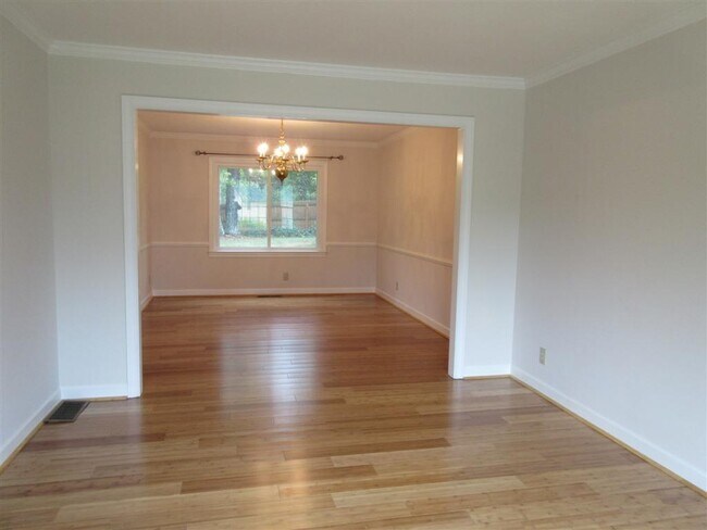 Building Photo - 4635 Villa Chase Dr NE