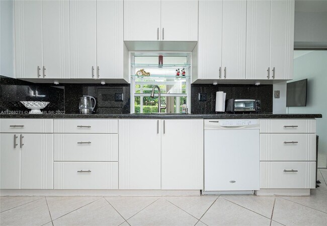 Building Photo - 810 S Rainbow Dr