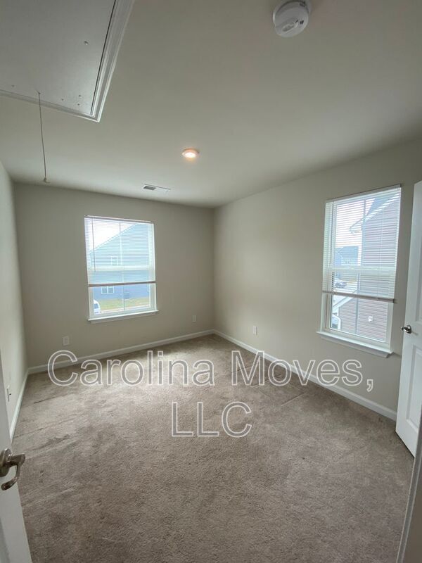 Building Photo - 8 Willomere Wy