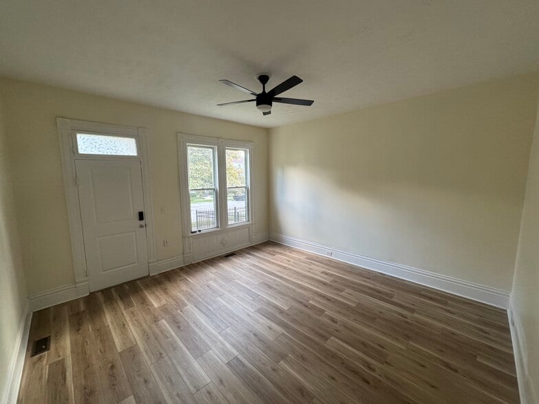 Front room - 1221 Payne St
