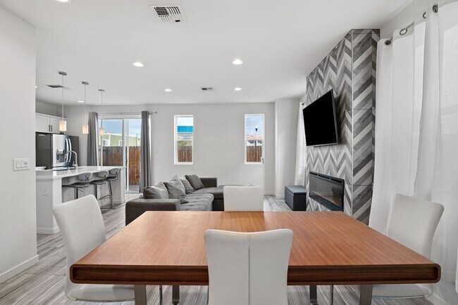 Building Photo - Beautiful Home by Lakeside