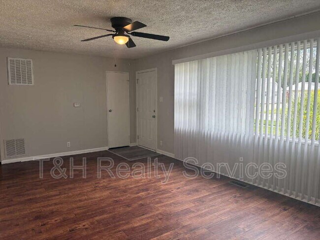 Building Photo - 636 Park Dr