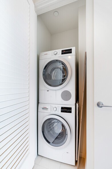 Building Photo - 889 Francisco St