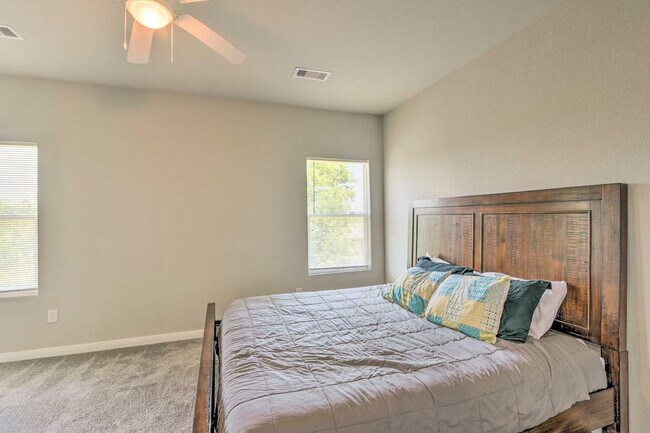 Building Photo - 3510 Oleander Ave