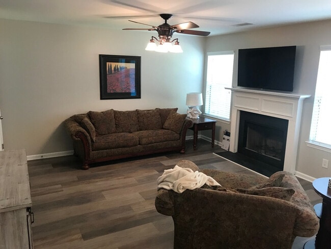 Building Photo - 327 Hidden Creek Ln