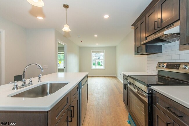 Building Photo - 39 Ledgewood Ave