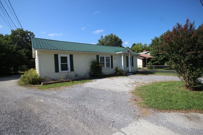 Building Photo - Rossville Home  2 bed 2 bath