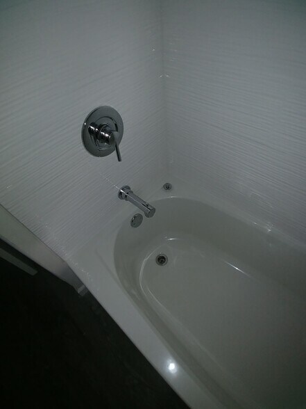 Bathroom tub - 1230 Hewitt Ave