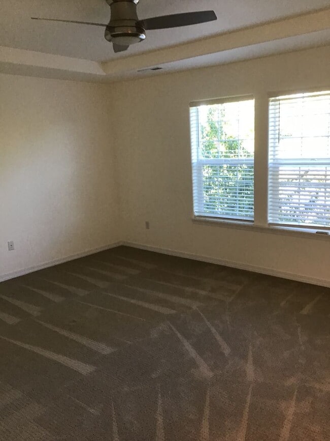 Building Photo - 2 Story Townhouse in Bend